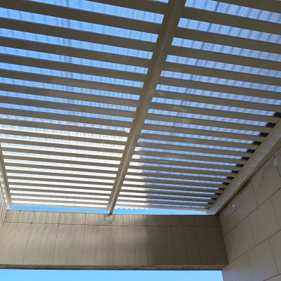 פרגולה מאלומיניום עם קורות אופקיות