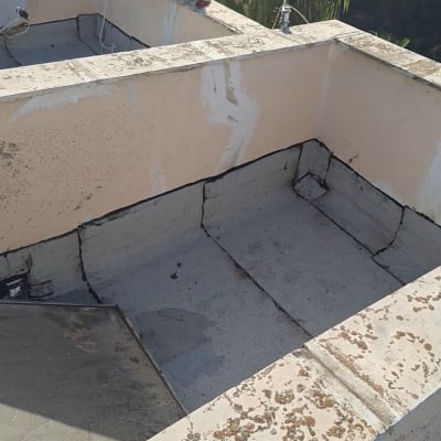 גג עם חומרי איטום וכלים, עבודה בתחום האיטום