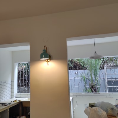 מנורה מותקנת על קיר עם תאורה דולקת