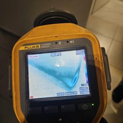 מד חום תרמי מציג טמפרטורה בתהליך ייבוש