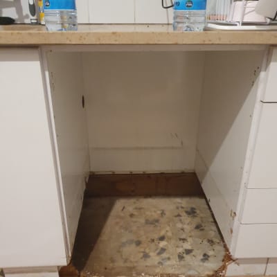 ארון מטבח ריק ללא כיור או צנרת גלויה