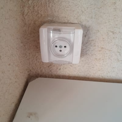 שקע חשמלי עם כיסוי שקוף על קיר