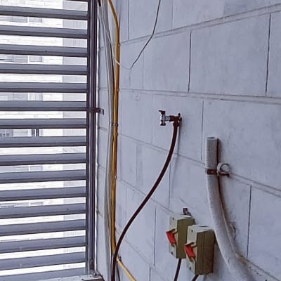 מערכת גז עם צינורות וחיבורים על קיר