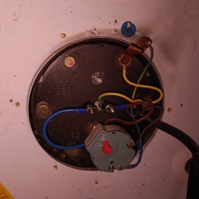 חיבורים חשמליים וצנרת בדוד שמש