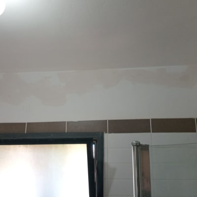 קיר עם תיקוני טיח ותאורה עליונה