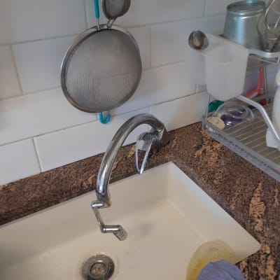 ברז מטבח מעל כיור עם מסננת