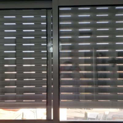 תריסים סגורים על חלון זכוכית