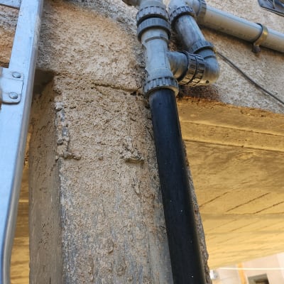 צינורות פלסטיק מחוברים לקיר עם סולם מתכת