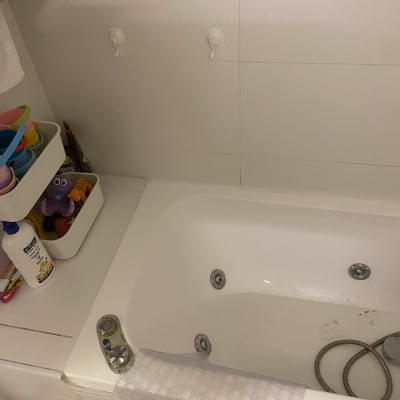 אמבטיה עם צינור מתכת מונח בתוכה