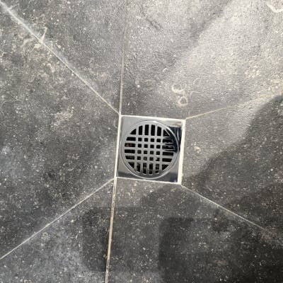 רצפת מקלחת עם ניקוז מתכת