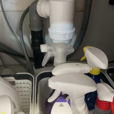 צינור פלסטיק לבן מתחת לכיור עם מחברים