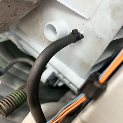 חוטים וצינור בתוך מכשיר חשמלי