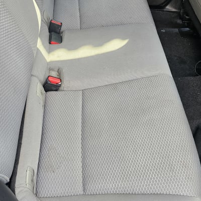 מושב רכב עם כתמים קלילים, מתאים לניקוי ספות