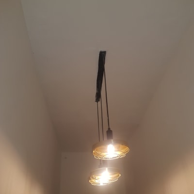 שני מנורות תלויות מהתקרה עם חוטים חשמליים