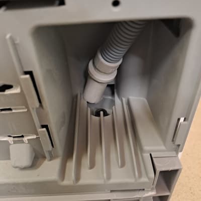 חלק פנימי של מכשיר חשמלי עם צינור