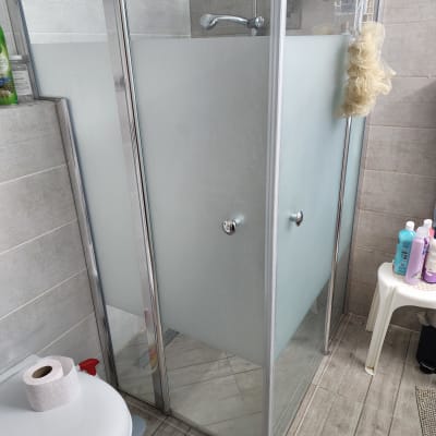 דלת זכוכית חלבית במקלחת עם ידיות מתכת