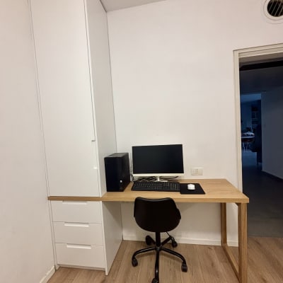 שולחן עץ עם מחשב וכיסא משרדי