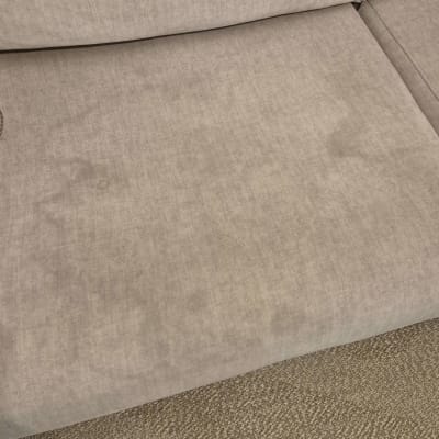 כתמים על ספת בד בהירה