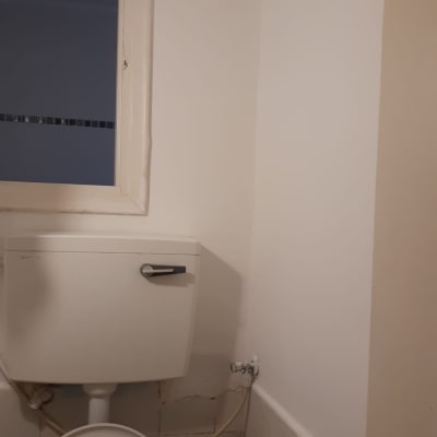 שירותים עם קיר מתקלף, צינור חשוף