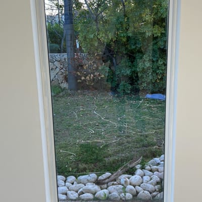 חלון נקי עם מסגרת לבנה