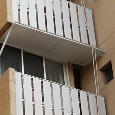 מרפסת עם מעקה ופרגולה מאלומיניום