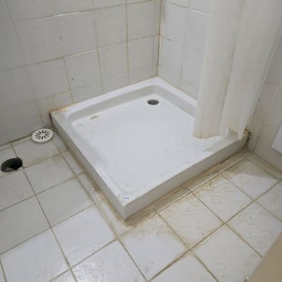 מקלחת עם רצפה וקירות מלוכלכים