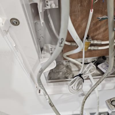 חוטים וכבלים בתיבת תקשורת