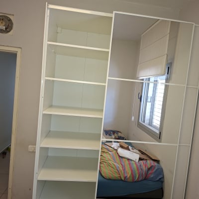 ארון מדפים עם דלת מראה בחדר שינה