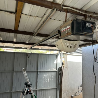 מנוע חשמלי לשער עם סולם וכלים