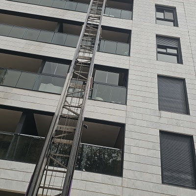 מנוף בניין גבוה עם מרפסות זכוכית