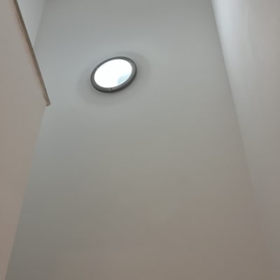 קיר צבוע עם תאורה עגולה בתקרה