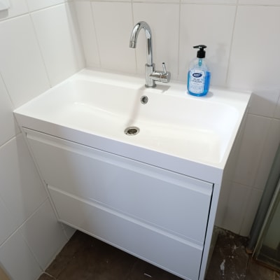 כיור לבן עם ברז כרום וסבון נוזלי