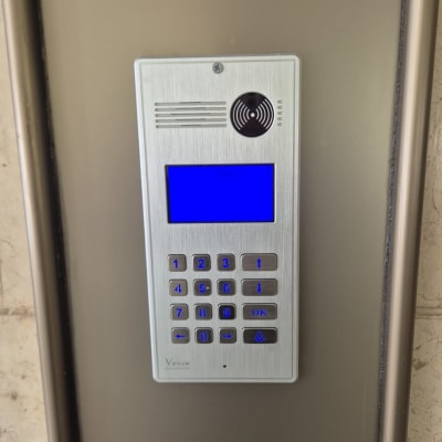 מערכת אינטרקום עם לוח מקשים ותצוגה כחולה