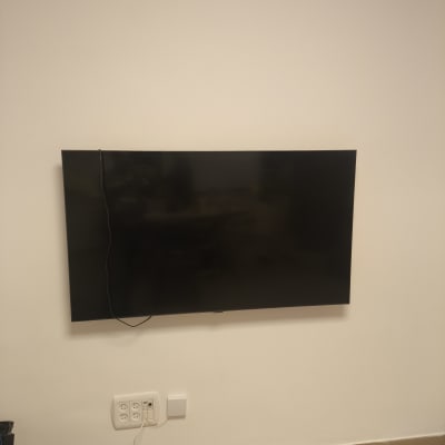 טלוויזיה מותקנת על קיר עם שקעי חשמל