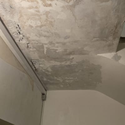 תקרה עם סימני רטיבות וקילוף צבע