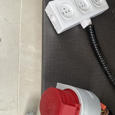 שקעי חשמל וכלי עבודה על שולחן