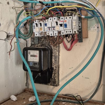 לוח חשמל עם חוטים צבעוניים ומפסקי חשמל