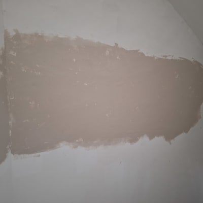 קיר עם טיח בצבע חום בהיר