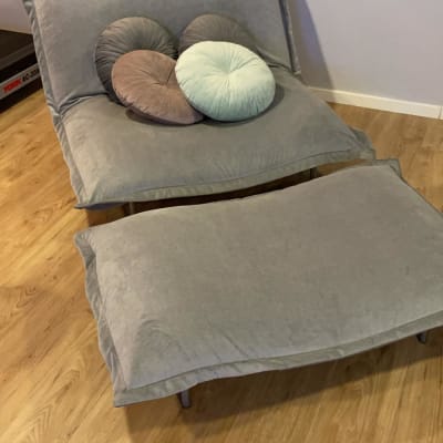 כורסה אפורה עם כריות עגולות צבעוניות