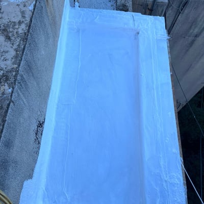 משטח אטום בלבן עם חומר איטום על גג