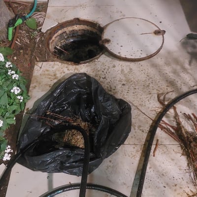 פתח ביוב עם צינור וכלי עבודה