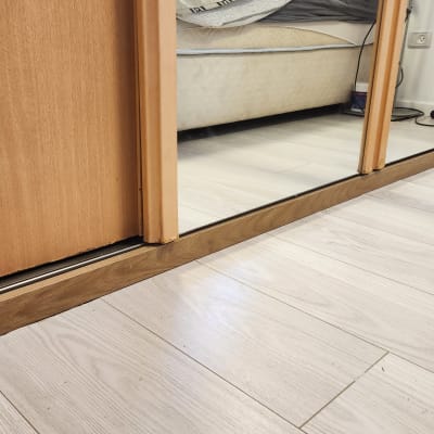 ארון עץ עם דלתות הזזה ומראה