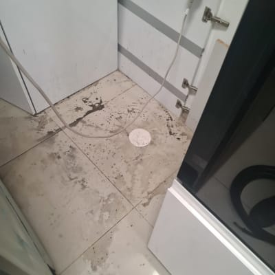 רצפה רטובה עם לכלוך ופתח ניקוז