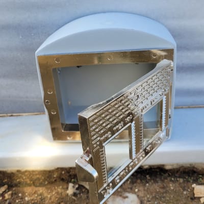 דלת מתכת פתוחה על קיר חיצוני