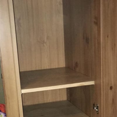 ארון עץ עם מדפים ריקים ודלת פתוחה