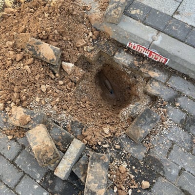 חפירה באדמה עם לבנים מסביב, ייתכן קשור לאיתור נזילות