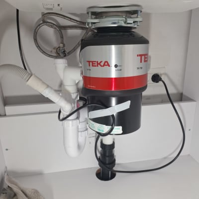 מתקן טוחן אשפה מותקן מתחת לכיור מטבח