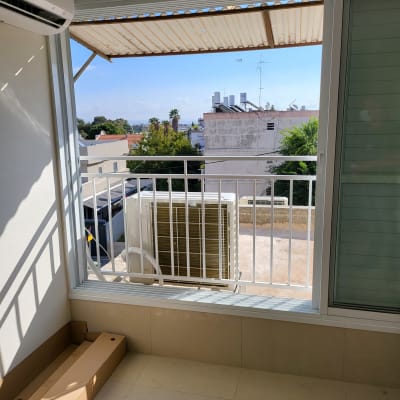 מסגרת חלון עם תריסים ומזגן חיצוני