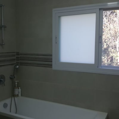 אמבטיה עם ברז ומקלחת, חלון עם זכוכית חלבית