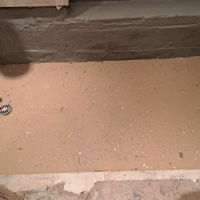 חול על רצפת חדר אמבטיה בשיפוץ